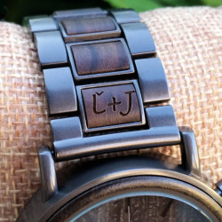 gravirovanie-inicialky-detail-remienok-vini