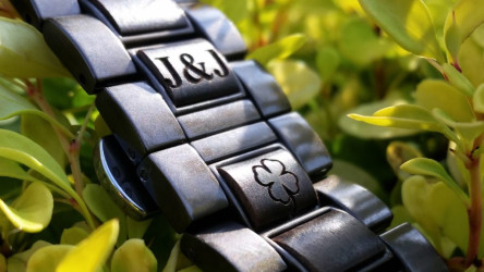 gravirovanie-na-remienok-inicialky-so-stvorlistkom-vini