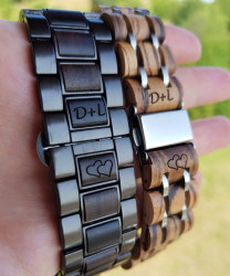 gravirovanie-na-remienok-inicialky-spojena-srdcia-vini