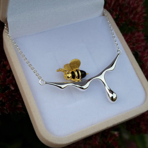 Strieborný náhrdelník Včielka