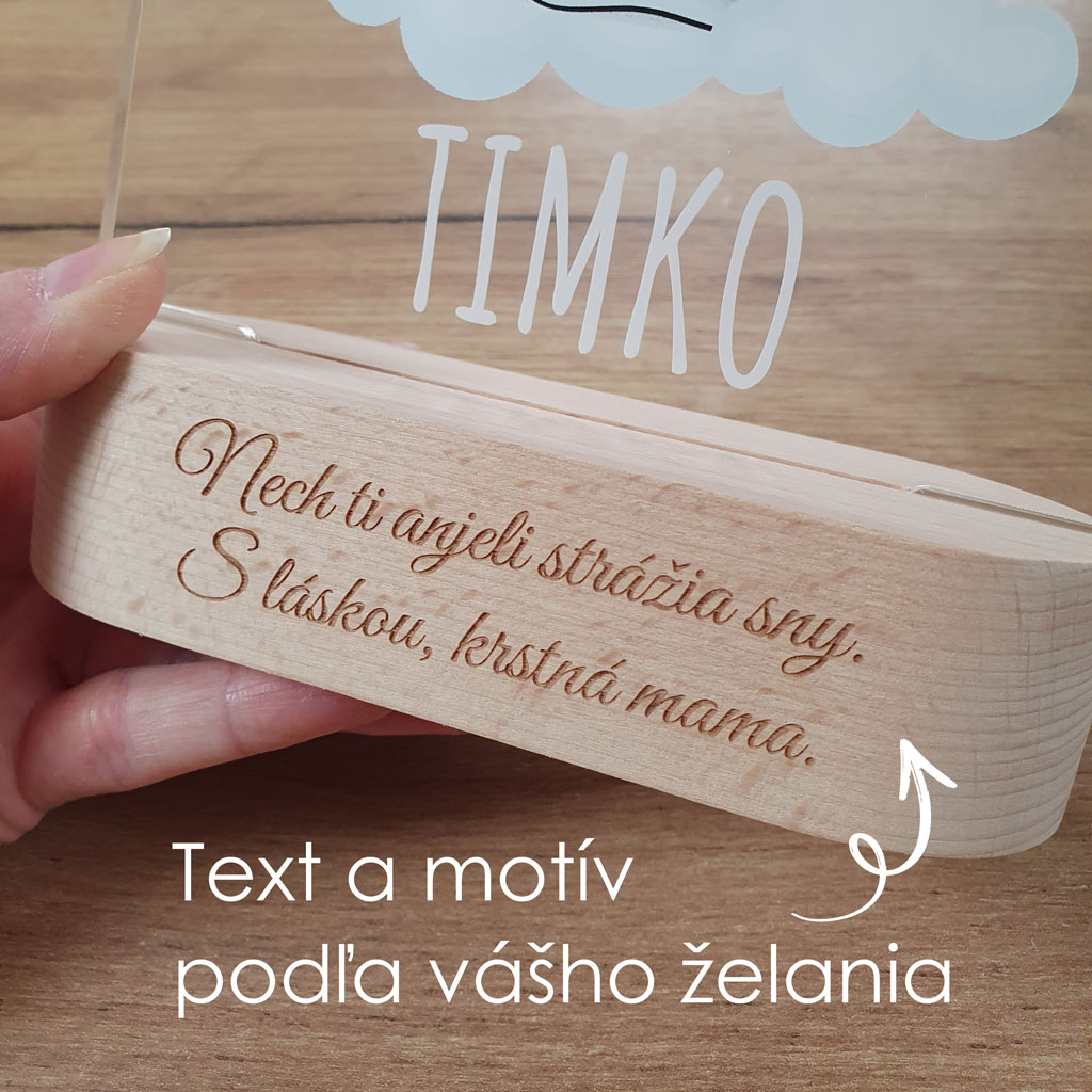detska-nocna-lampa-s-vlastnym-menom-anjelik-gravirovanie-podstavec-4-vini