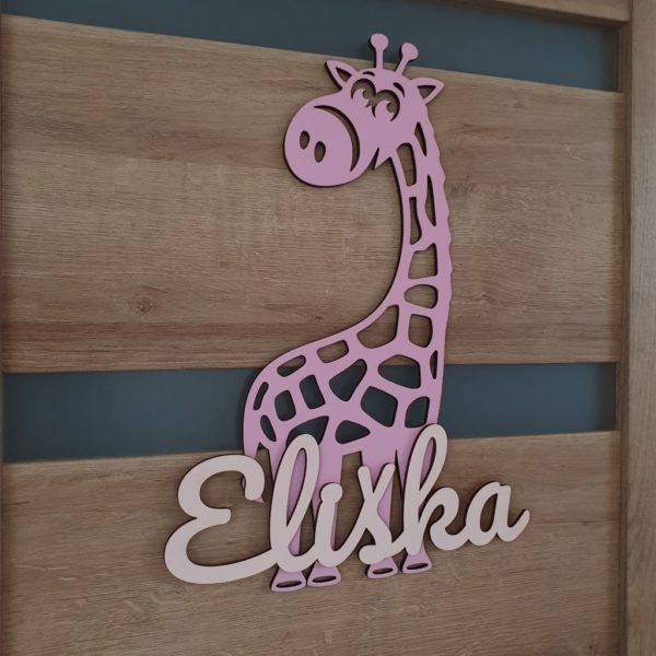 Drevená dekorácia Žirafa s menom