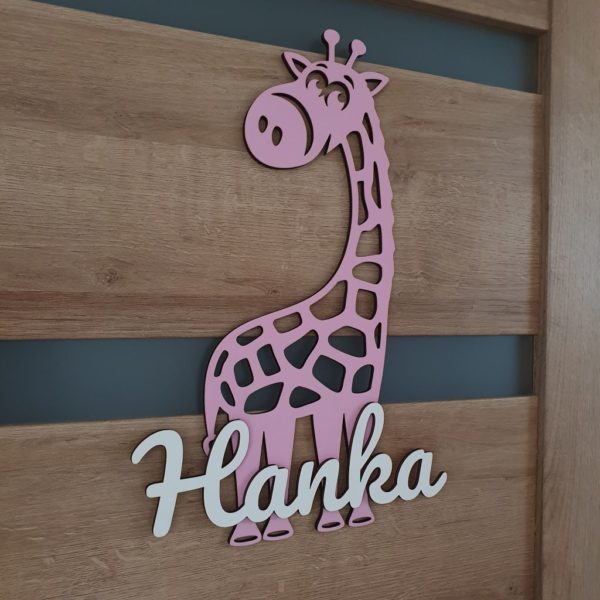 Drevená dekorácia Žirafa s menom