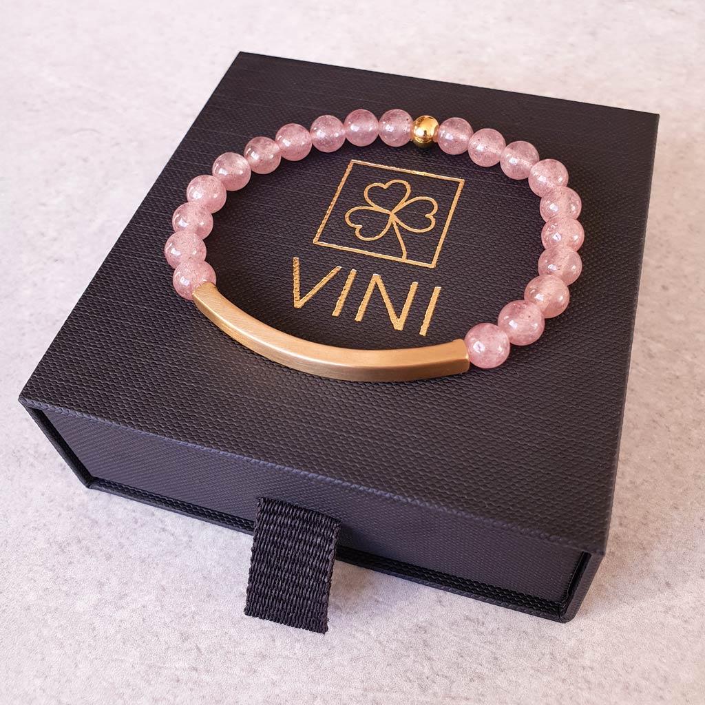 naramok-lasky-radosti-a-zenskej-energie-jahodovy-kremen-personalizovany-3-vini