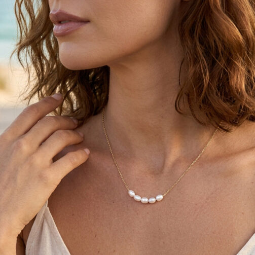 Perlový náhrdelník LUMINA z chirurgickej ocele s riečnymi perlami na krku ženy