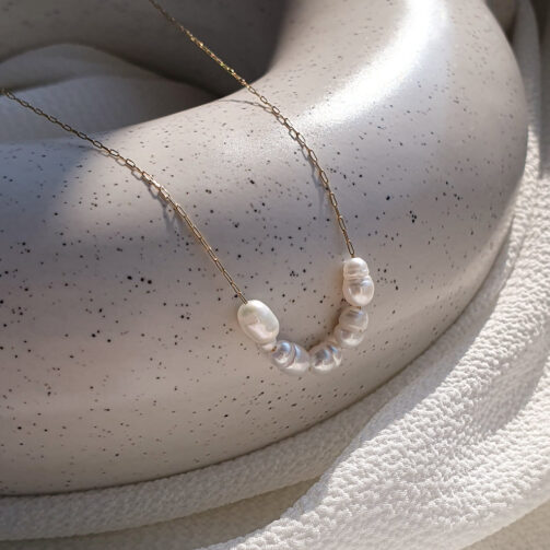 Detail riečnych perál na náhrdelníku LUMINA z chirurgickej ocele