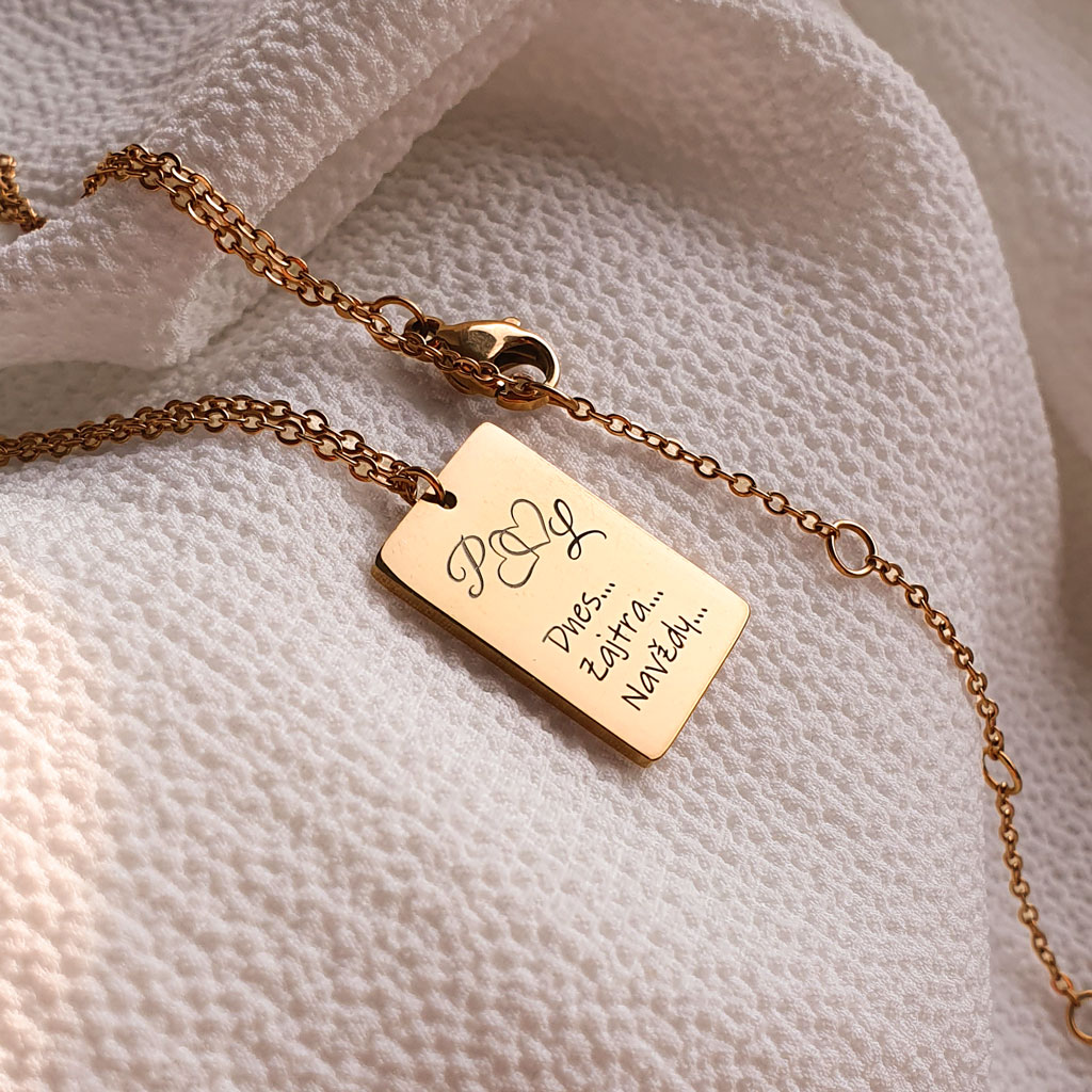 nahrdelnik-moment-personalizovany-privesok-s-gravirovanim-4-vini Detail prívesku s gravírovaním – personalizovaný náhrdelník s iniciálami a symbolom srdca