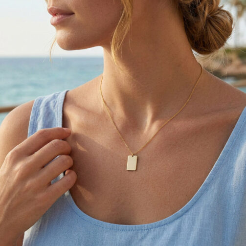 Dámsky náhrdelník s gravírovaním na krku – jemný personalizovaný šperk z chirurgickej ocele