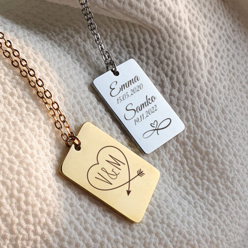 Personalizovaný náhrdelník s gravírovaním na platničke z chirurgickej ocele – zlaté a strieborné prevedenie s menami a dátumom