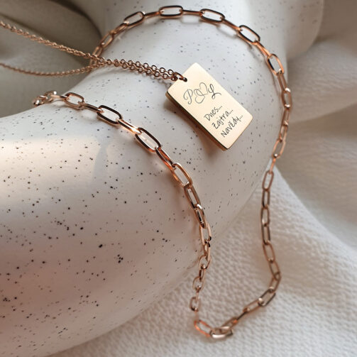 detail vrstveného náhrdelníka z chirurgickej ocele s personalizovaným príveskom