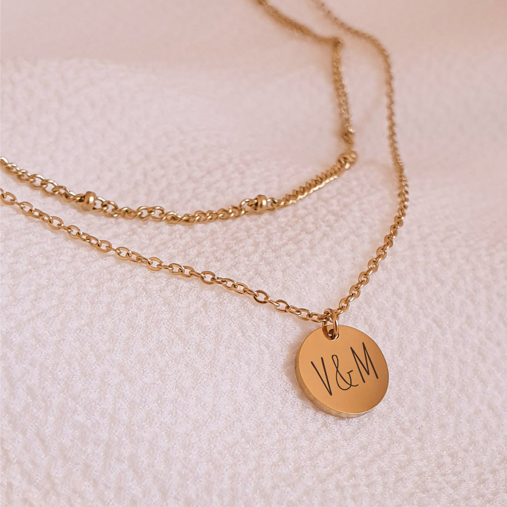 set-nahrdelnikov-grace-elegantny-personalizovany-set-10-vini detail personalizovaného náhrdelníka GRACE s gravírovaným medailónom z chirurgickej ocele