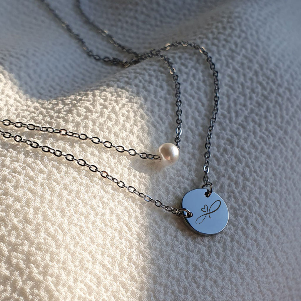 set-nahrdelnikov-miracle-perlovy-personalizovany-set-8-vini perlový náhrdelník a náhrdelník s medailónom MIRACLE z chirurgickej ocele s gravírovaním