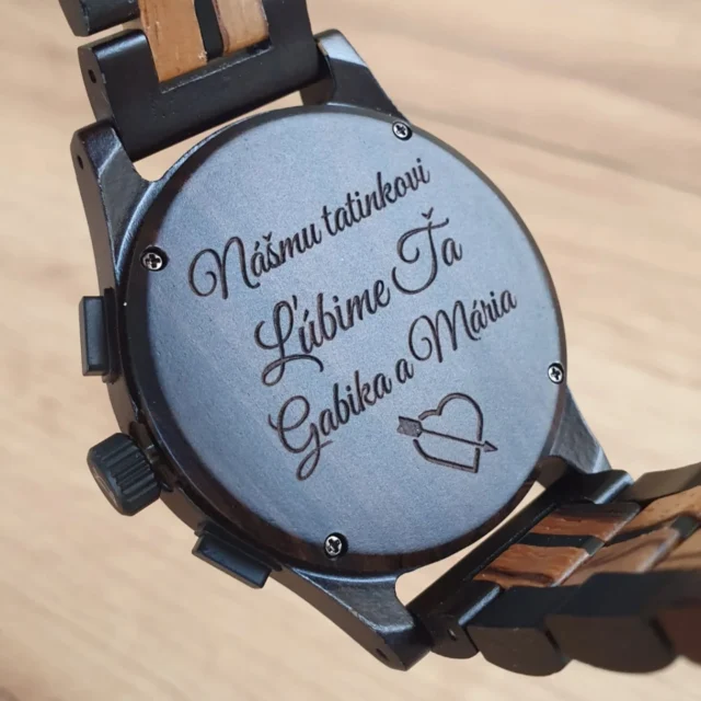 Gravírovanie podľa vášho želania 🥰 na remienok alebo zadnú stranu drevených hodiniek ⌚️ a tiež na originál drevenú krabičku, ktorá je ku všetkým hodinkám zadarmo 🎁
Viac ako 65 modelov ⌚️ s doručením zadarmo už do 2 pracovných dní 😉 www.vini.sk 
Link nájdete v BIO 👉 @_vini.sk 

#drevenehodinky #gravirovanie #venovanie #jedinecnydarcek #vyrobeneslaskou #eshopvini