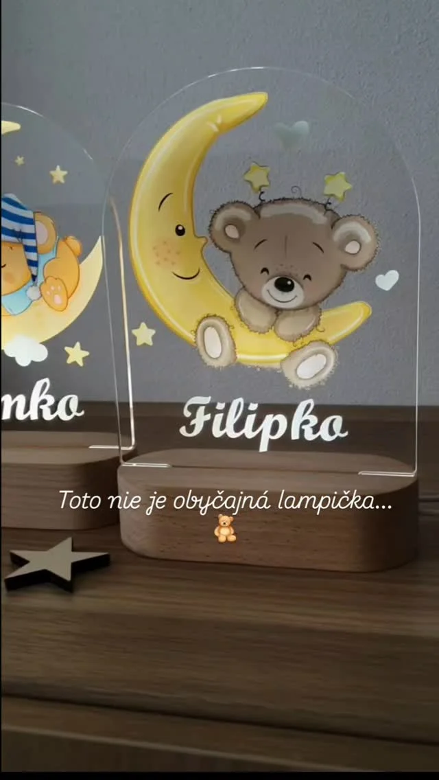 ✨️ Hľadáš  výnimočný darček pre bábätko alebo malého oslávenca? 🎁 Naša detská nočná lampička s menom je presne to, čo hľadáš ❤️
Personalizovaná, vyrábaná na Slovensku 🇸🇰 s motívom, ktorý vystihne malého hrdinu alebo princeznú ⚽️🩰🌛

✨️Viac ako 30 motívov 👉 www.vini.sk 
✨️Doručenie do 2 dní 
✨️Drevené meno ako darček 

@_vini.sk #darcekprebabatko #detskalampa #lampasmenom #slovenskyvyrobok  #vyrobenenaslovensku #slovensko #eshopvini