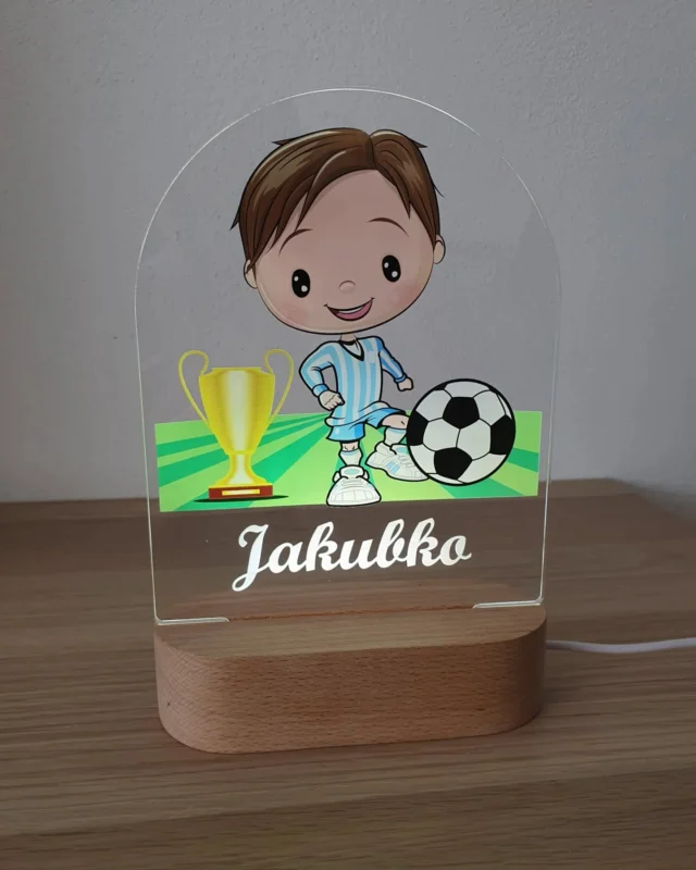 Tieto lampičky už svietia v detských izbičkách a tešia malých snílkarov svojím menom 🥰✨️ www.vini.sk 
Vyber si svoj obľúbený motív 🦄🧸🚜✈️🩰⚽️🌛🦖 a napíš meno dieťatka. My ti ju s láskou vyrobíme a do 2  dní svieti v detskej izbičke u vás doma ✨️🌛

@_vini.sk #vyrobeneslaskou #slovenskyvyrobok #detskemeno #detskalampa #eshopvini #slovensko