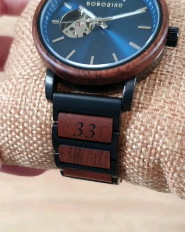 Aj takýto krásny text a motív môže zdobiť hodinky zo srdcom 💙 ktoré nepotrebujú batériu ⌚️ 
V hlavnej úlohe mechanické drevené hodinky MOMENT BLUE 👉 www.vini.sk 
Srdcom hodiniek je mechanický strojček viditeľný z oboch strán ciferníka v kráľovskej modrej 👑 
Gravírovanie podľa vášho želania 🤗 
Doručenie už do 2 dní v originál drevenej krabičke Zadarmo 🎁

@_vini.sk #jedinecnydarcek #gravirovanienamieru #mechanickehodinky #drevenehodinky #vyrobeneslaskou #slovensko #eshopvini