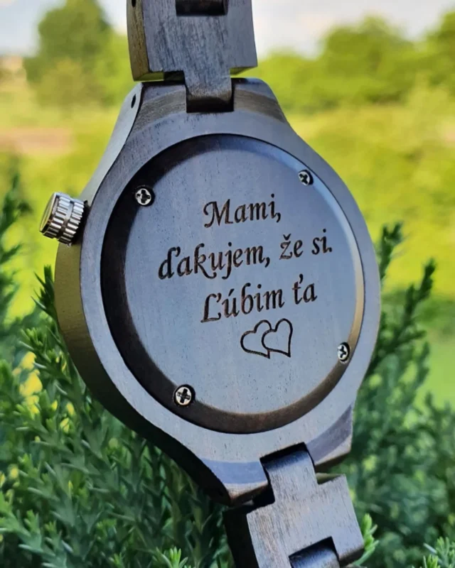Ako poďakovať tej, ktorá tu vždy bola? 🌷❤ Mamke  mamine, mamičke.... s láskou ❤️ Drevené hodinky s tvojím osobným venovaním, ktoré vygravírujeme podľa tvojho želania 😊 www.vini.sk 
V krásnej drevenej krabičke s doručením už do 2 dní  a s dopravou Zadarmo 🎁

@_vini.sk #denmatiek #drevenehodinky #venovanie
#gravirovanienamieru
#jedinecnydarcek #vyrobeneslaskou #slovensko #eshopvini